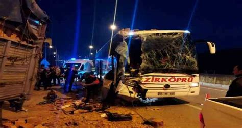 Yalovada devrilen mıcır yüklü tıra otobüs çarptı İhlas Haber Ajansı